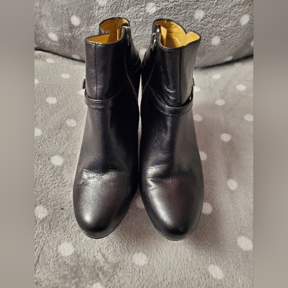 Nine West - Size 8.5, leather, heeled, zip up ankle boots.